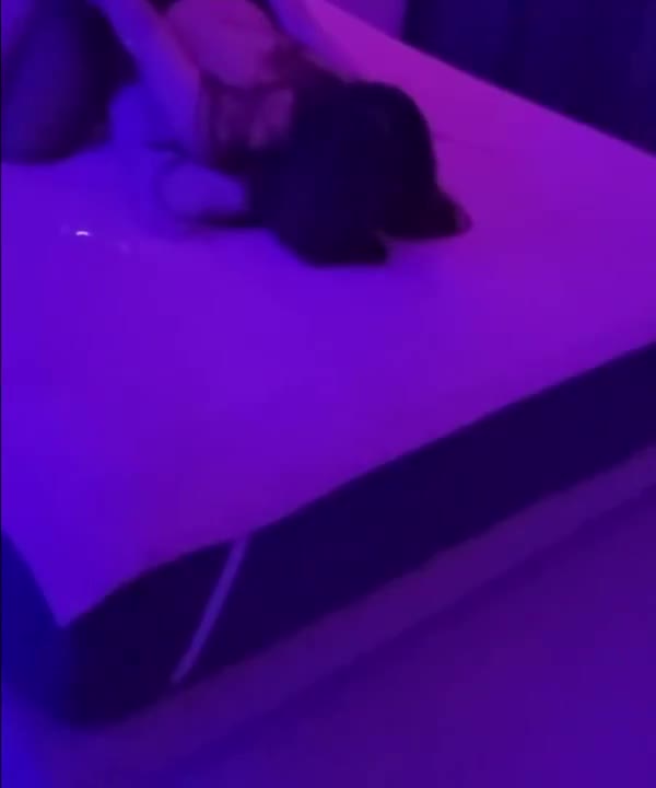 업소가서 사정을 못해서 손으로 마무리 하는 손님 썸네일