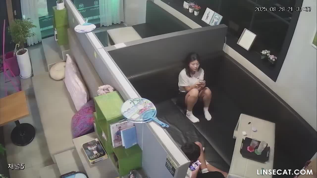 [신작] 두 커플. 여자가 성적으로 좌절감을 느낄 때, 그녀는 남자친구의 사타구니에 자신의 성기를 대기만 하면 남자친구가 손으로 그녀를 여러 번 오르가즘에 이르게 한다. 남자가 성적으로 좌절감을 느낄 때는 여자친구의 바지 위로 항문 성교를 하는 수밖에 없다. [해킹된 한국 IP 카메라] [단독 영상] 썸네일