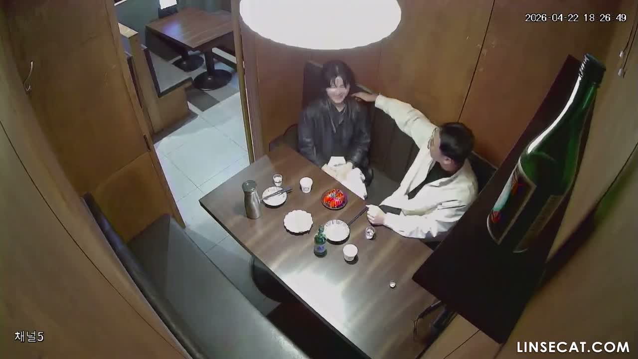[신작] 2026년 최신 유출 영상. 남자 상사와 여자 부하 직원이 두 번 저녁 식사를 함께 했다. 승진에 눈이 먼 여자는 문을 닫는 것을 잊어버렸고, 상사가 공공장소에서 그녀의 젖꼭지를 빨도록 허용했다. [해킹된 한국 IP 카메라] [단독 영상] 썸네일