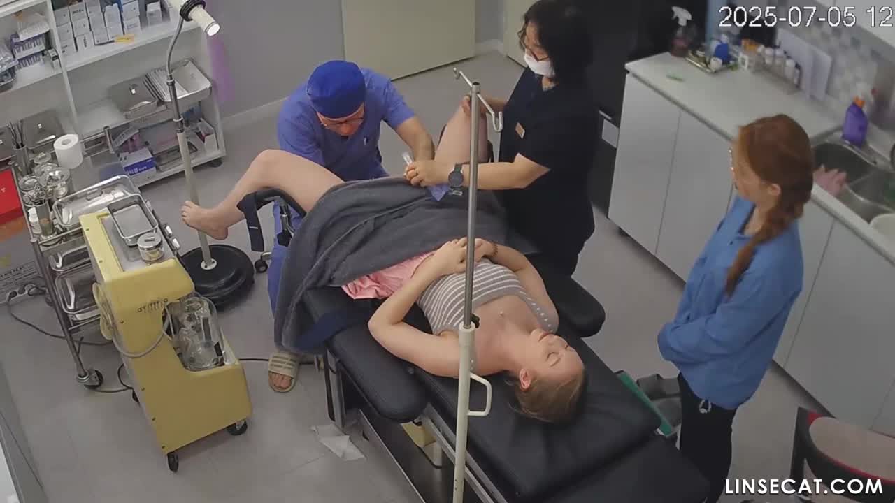 [신작] 산부인과 업계에서는 공공연한 비밀이 하나 있습니다. 의사가 여성 환자의 음핵이 크다고 판단하면, 그 환자는 자위행위를 자주 하고 성욕이 강할 가능성이 높다는 것입니다. 반대로 음핵이 작으면 성 경험이 부족하다는 것을 의미합니다. [한국 병원 해킹된 IP 카메라] [단독 영상] 썸네일