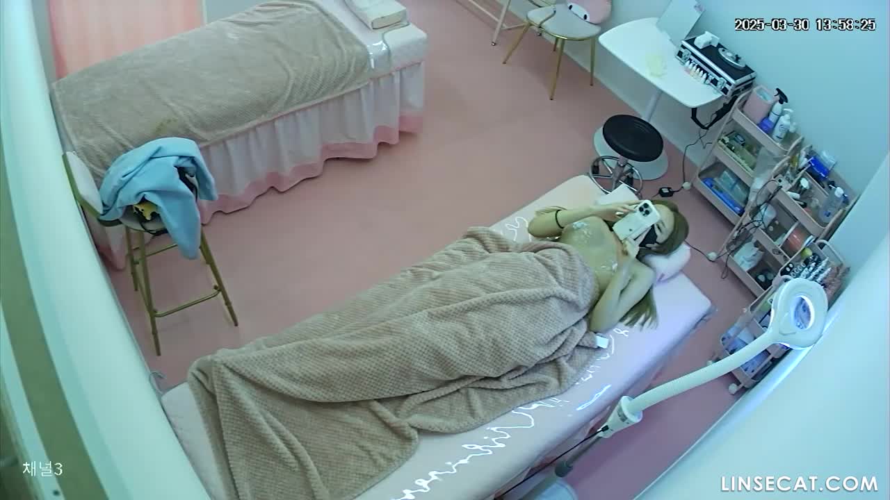 [신작] 가슴이 풍만한 두 여성이 유방 관리를 받고 있다. 두 여성의 입술, 유두, 음순의 색깔이 모두 같다. 입술이 분홍색이면 음순도 분홍색이다. [해킹된 한국 IP 카메라] [단독 영상] 썸네일