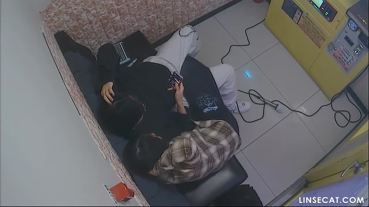 [신작] 두 커플. 남자친구가 여자친구의 질을 애무하고 있다. 그의 손가락은 젖어 있고, 여자친구도 성관계를 간절히 원하는 듯 보인다. 발기된 남자친구의 성기가 여자친구의 질을 가득 채우자 그녀는 깊은 만족감을 느낀다. [한국 노래방 해킹 영상] [단독 영상] 썸네일