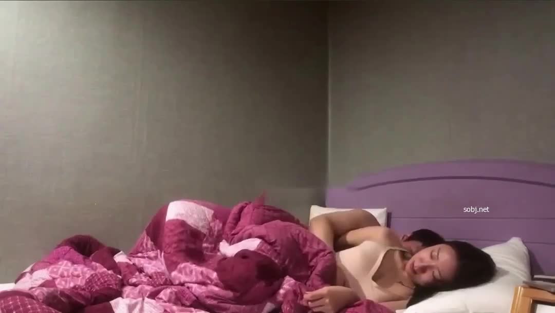 아름다운 여자 위에 뚱뚱한 남자가 썸네일