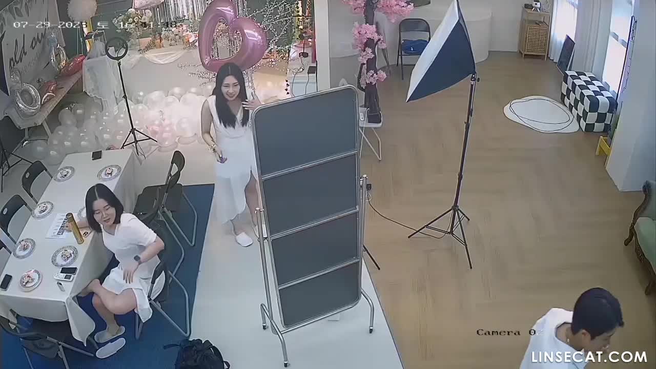 [신작] 다양한 장소에서 옷을 갈아입는 여성들. 웨딩드레스나 이브닝 가운에 대한 페티시가 있으신가요_ [해킹된 한국 IP 카메라] [단독 영상] 썸네일