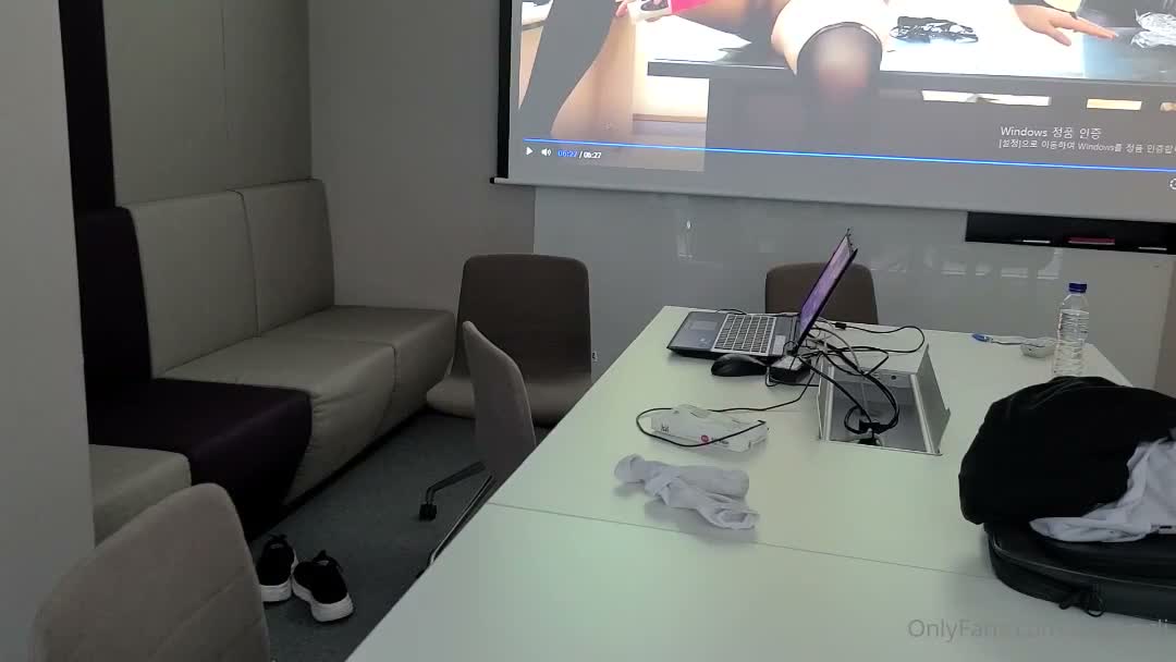 쉬는날 출근해서 브이로그찍는 레경리 썸네일