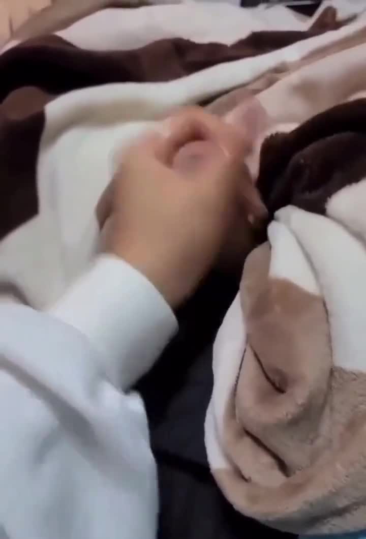 초교동창 여사친 신기하다며 자지잡고 쌀때까지 장난침 썸네일
