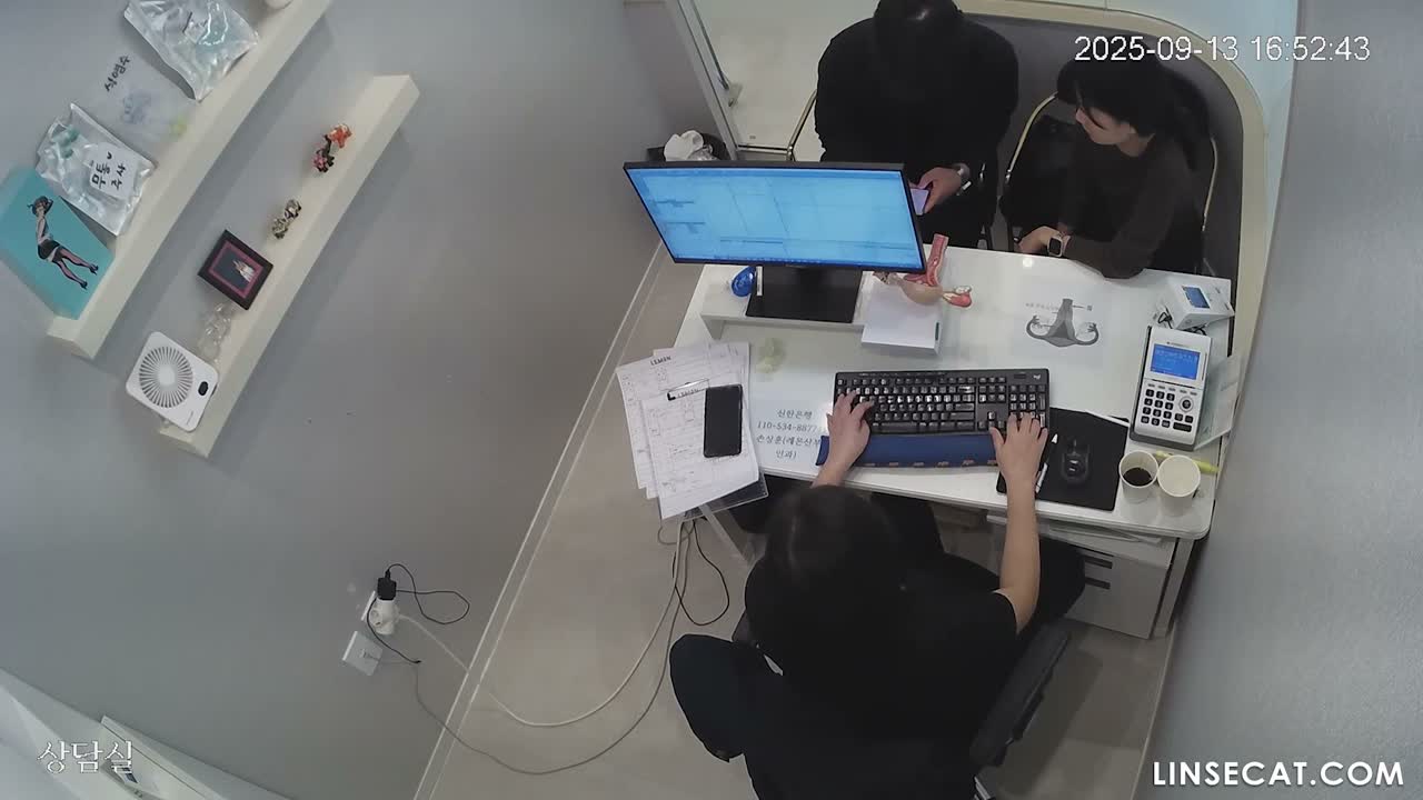 [신작] 한국 여성들은 백인보다도 피부색이 더 밝습니다. 한 젊은 여성이 예상치 못하게 임신을 하게 되자, 그녀와 남자친구는 낙태 비용을 마련하기 위해 병원에서 애쓰고 있었습니다. [한국 병원 해킹 영상] [단독 영상] 썸네일