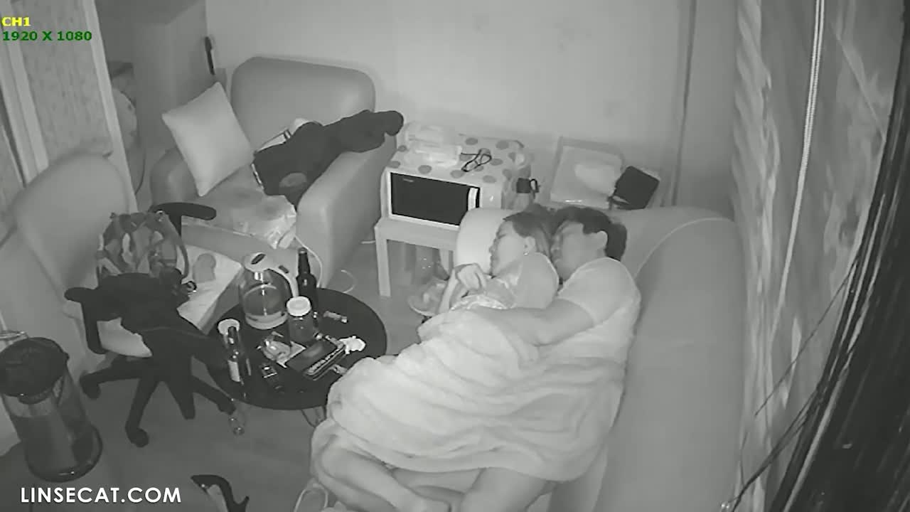 [신작] 미용실 주인은 변태 남자친구 두 명을 두고 있습니다. 한 명은 그녀를 강간하는 걸 좋아하고, 다른 한 명은 그녀가 자신의 성기를 밟고 발가락을 빨아주는 걸 좋아하는 발 페티시스트입니다. [해킹된 한국 IP 카메라] [단독 영상] 썸네일