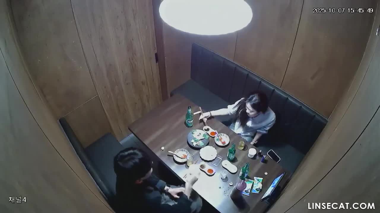 [신작] 그들은 첫 데이트에서 열정적인 키스를 나눴다. 술을 마신 후, 그녀는 격렬한 프렌치 키스를 퍼부었고, 욕정은 주체할 수 없을 정도로 격렬해져서 식당의 개인실에서 그 남자와 강렬하게 관계를 맺고 싶어 했다. [해킹된 한국 IP 카메라] [단독 영상] 썸네일